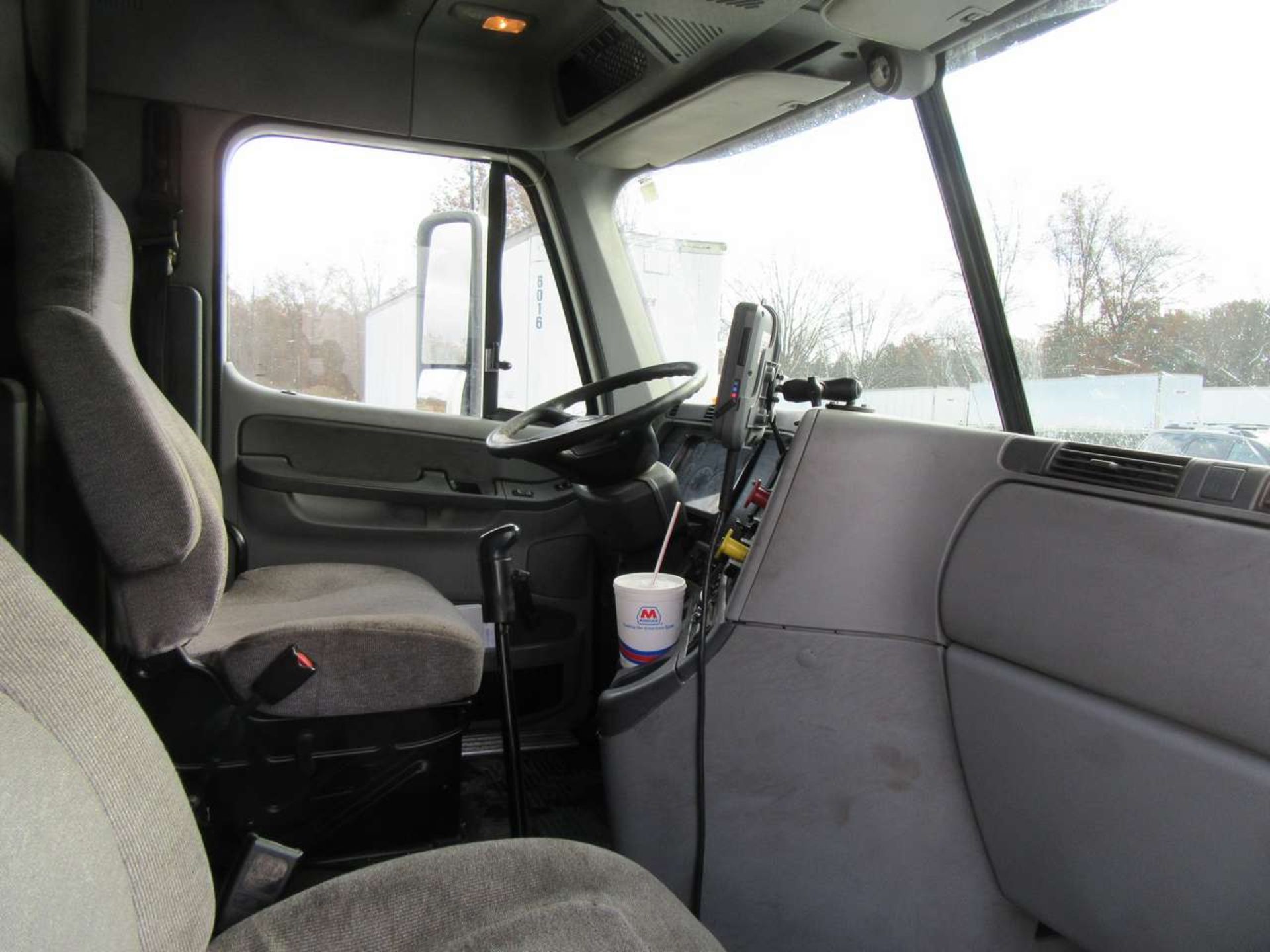 2008 Freightliner Columbia Sleeper Tractor - Image 10 of 10