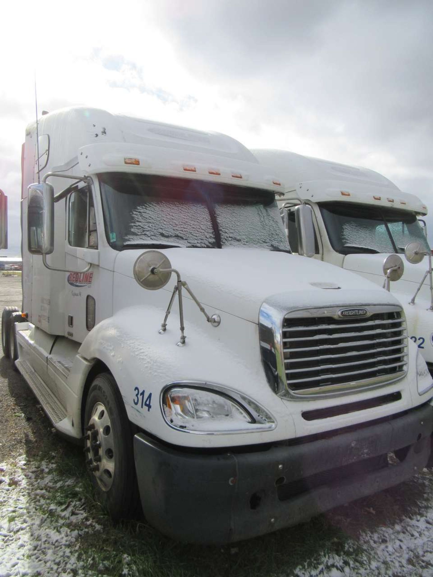 2008 Freightliner Columbia Sleeper Tractor - Image 2 of 5