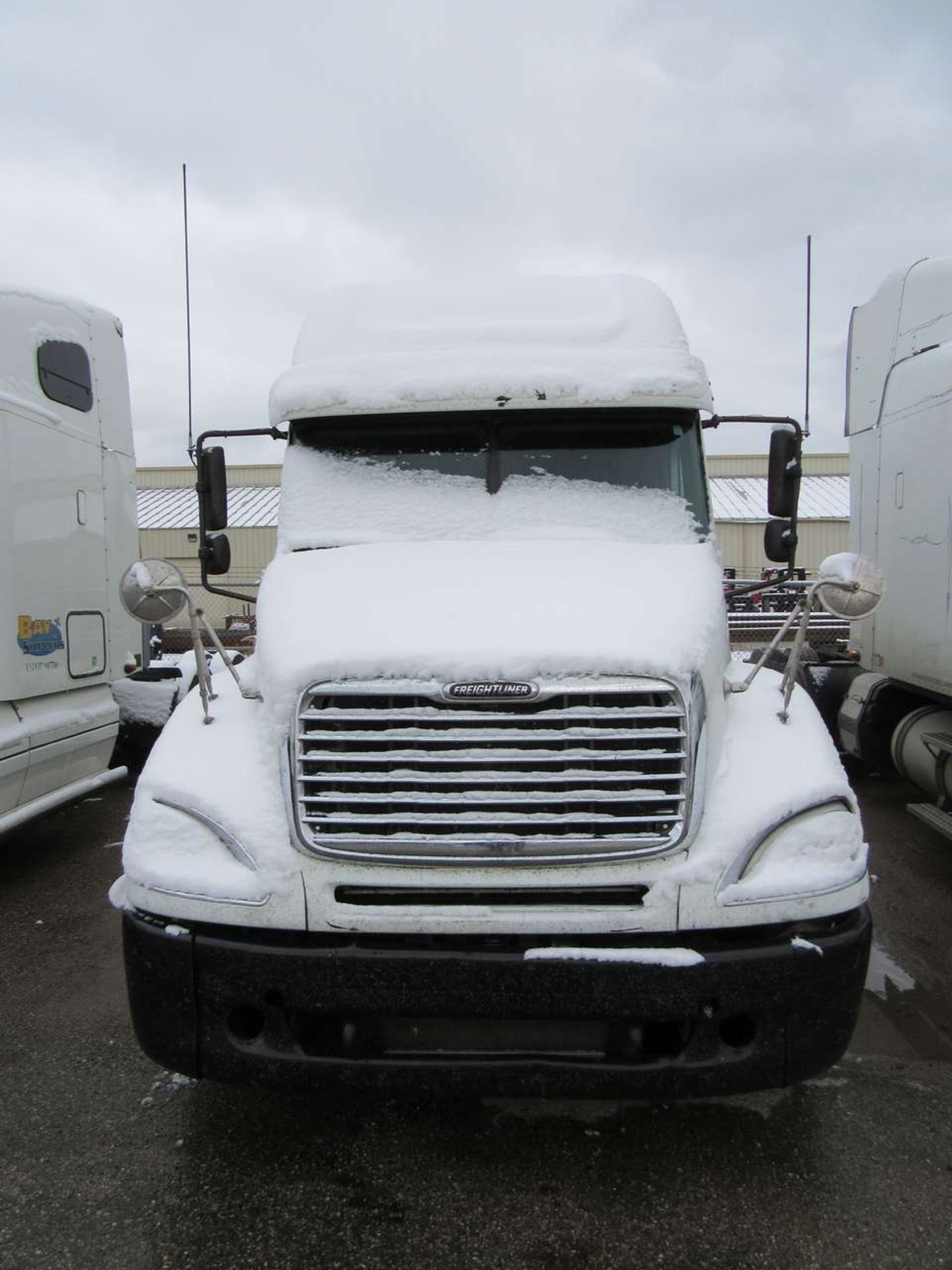 2006 Freightliner Columbia Sleeper Tractor - Image 2 of 9