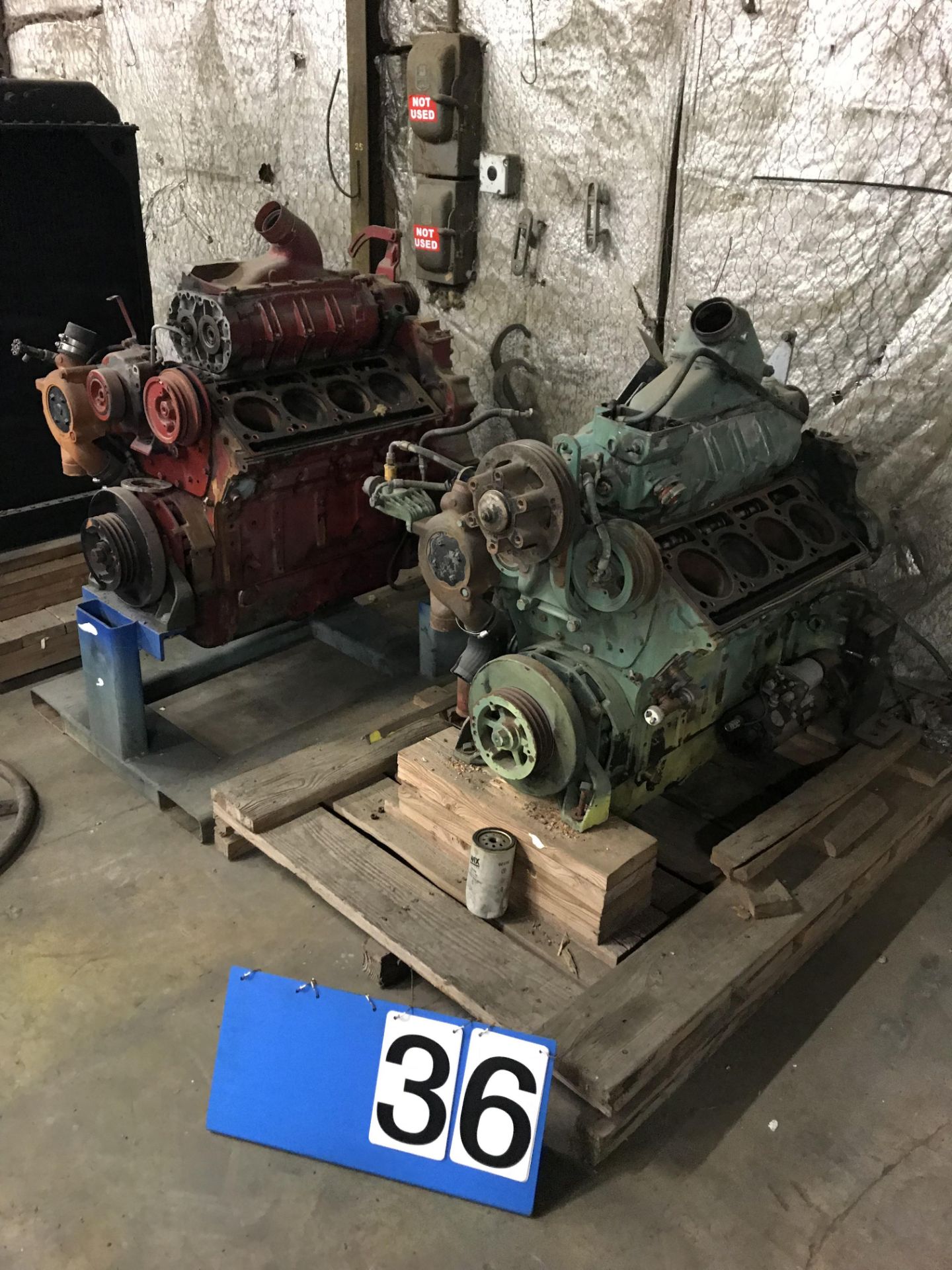 Lot 2 complete detriot diesel engines with pumps & 2 detriot deisel engine cores - Image 2 of 3