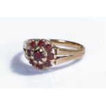 9 carat gold ring set with garnets, 2.5 grams