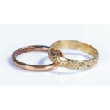 18 carat gold wedding band, 1.7 grams together with a 22 carat gold wedding band, 2.6 grams, (2)