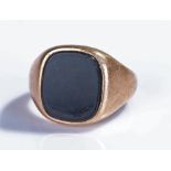 9 carat gold signet ring with centrally set black stone, 7.3 grams