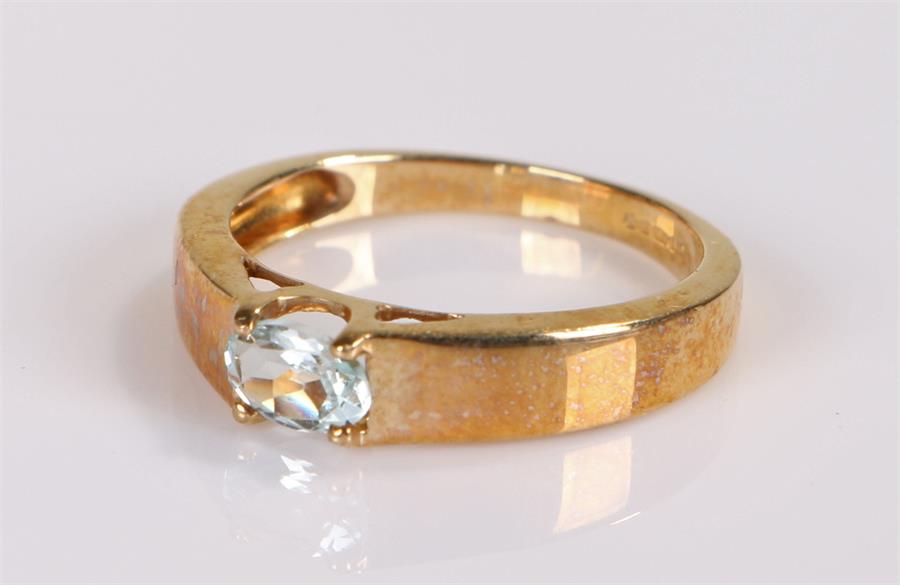 9 carat gold ring, with central topaz, ring size N 1/2