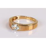 9 carat gold ring, with central topaz, ring size N 1/2