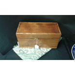 19th century mahogany tea caddy with inlaid brickwork design to bottom, hinged lid with