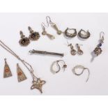 Jewellery, to include silver drop earrings, a garnet pair, a silver pendant necklace, a silver