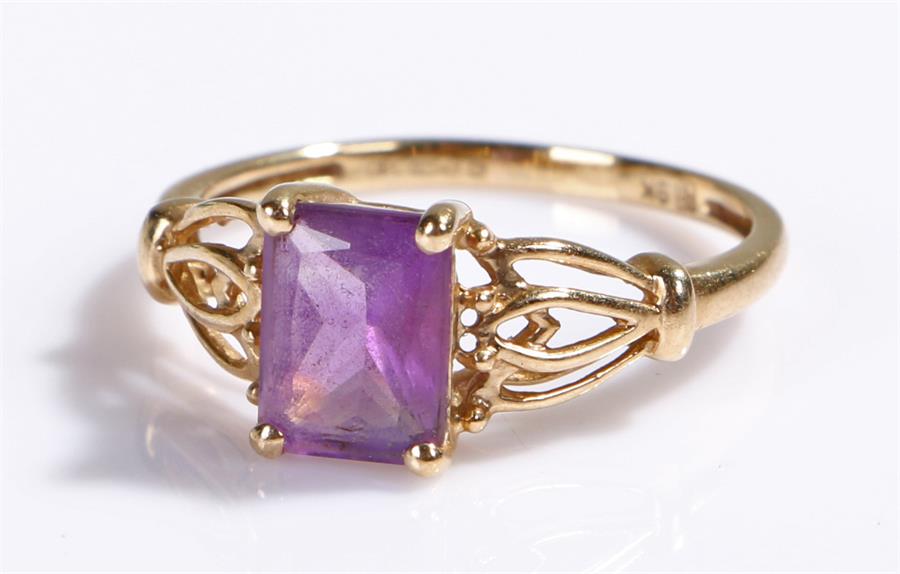 9 carat gold amethyst set ring, with an emerald cut amethyst and loop shoulders