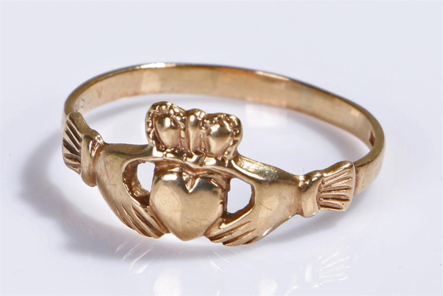 9 carat gold ring, in the form of the Claddagh with a heart below a crown and held by hands, 1.9