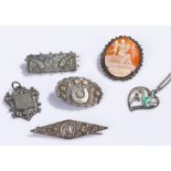 Silver jewellery, to include a cameo brooch, a medal, a horse shoe brooch, enamel bird pendant, a