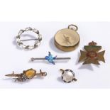 Jewellery, to include an insect brooch, a bird brooch, a pearl effect brooch, a button, a medal