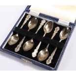 Set of silver coffee spoons, with scroll ends, total weight 42 grams,cased