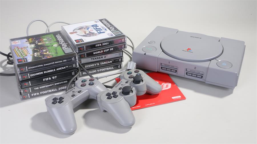 PlayStation, the first console, together with various games, (qty)