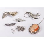 Silver brooches, to include a cameo brooch, two sweet heart brooches, a dog brooch, bow brooch and a