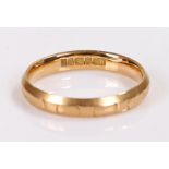 18 carat gold wedding band, 2.9 grams