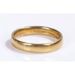 18 carat gold wedding band, 5.5 grams