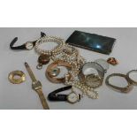 Mixed lot of jewellery and watches, to include a carved mother of pearl pendant, a sovereign case,