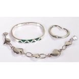 Silver jewellery, to include a malachite set bangle/bracelet, a heart pendant and a bracelet, (3)