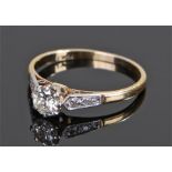 18 carat gold diamond set ring, with a round cut diamond to the centre flanked by diamonds to the