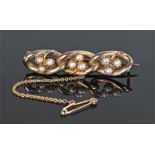 Early 20th Century pearl brooch, the berry style, three head, brooch set on yellow metal, 46mm wide