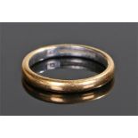 Platinum and gold wedding band, the internal platinum band with an outer gold band, 4.7 grams,