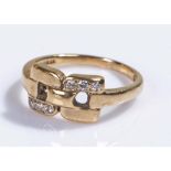 9 carat gold ring, with a clasp head, 3.7 grams, ring size P