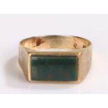 9 carat gold gentleman's ring, set with green marble, 5.2 grams