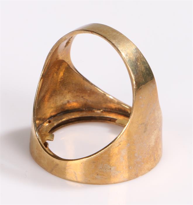 9 carat gold ring, with a coin slot to the head, 9 grams