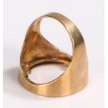 9 carat gold ring, with a coin slot to the head, 9 grams