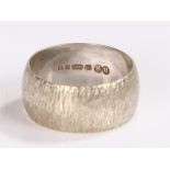9 carat white gold wedding band, with bark effect, 8.3 grams