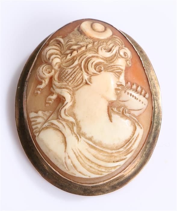 9 carat gold mounted cameo brooch, with a lady to the cameo, 42mm high