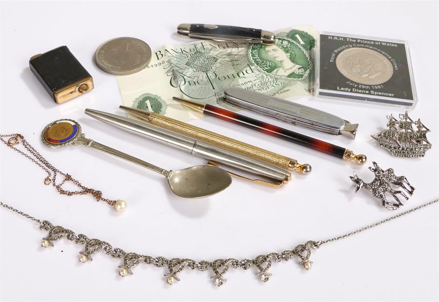 Mixed items, to include marcasite set jewellery, a Parker pen, banknote, coins, pen knives, etc, (