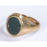 9 carat gold signet ring, with a green agate AF, 5.7 grams