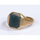 9 carat gold signet ring, with agate head, 6.8 grams, ring size U