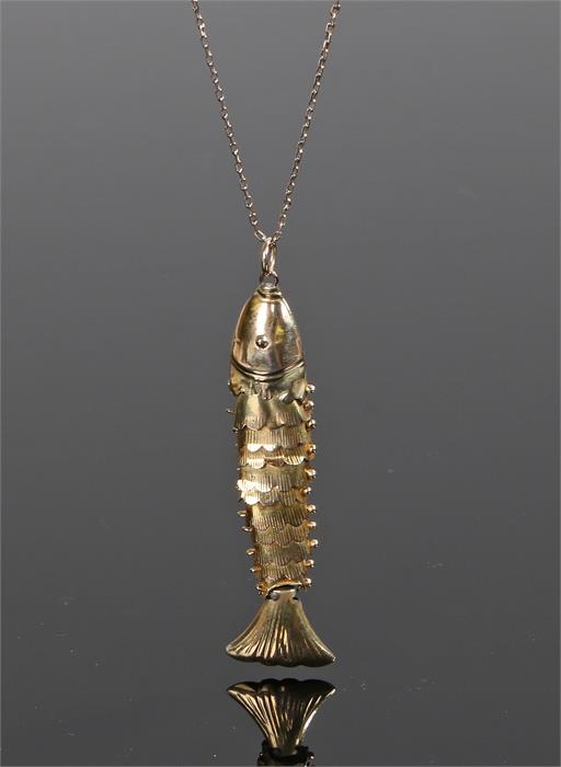 14 carat gold pendant necklace, the pedant as an articulated fish attached to the chain, the fish
