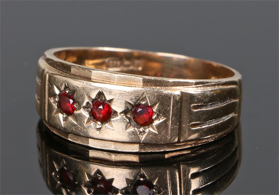 9 carat gold gentleman's garnet set ring, with a row of four garnets to the head, ring size Z+1