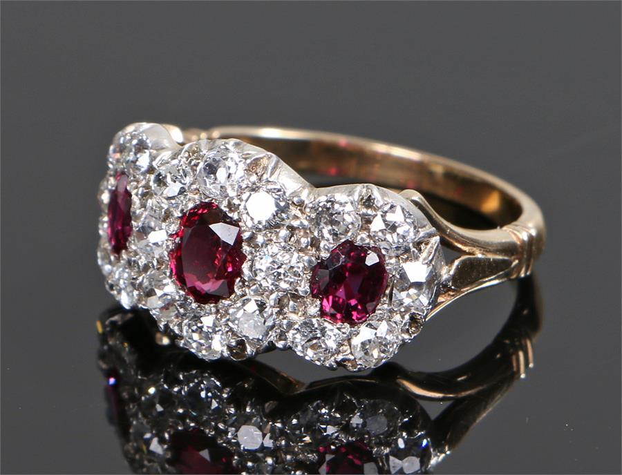 Ruby and diamond set ring, with three rubies at an approximate total carat weight of 1,04 carats and