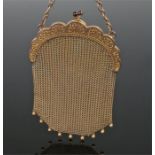 9 carat gold purse, with an arched bar with fret scroll decoration above the mesh bag, 84.7 grams