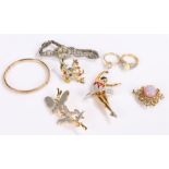Jewellery, to include a yellow metal brooch at 5 grams, four brooches, two rings and a ladies