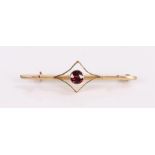 9 carta gold garnet set brooch, with a central garnet