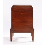 Charming and of small proportions George III wine cooler, the square top with ogee edge opening to