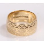 9 carat gold ring, the band with crisscross design, 4.2 grams