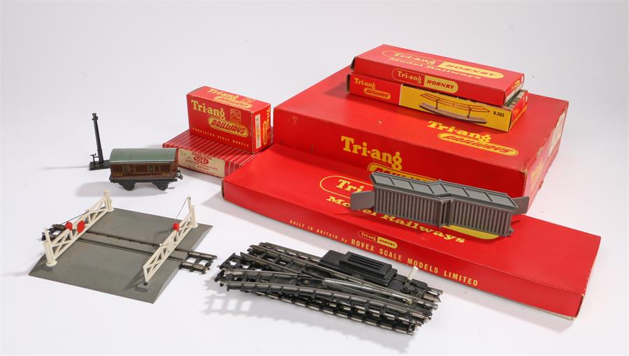 Triang Hornby model railway accessories to include track, R583 platform pack, etc (qty)