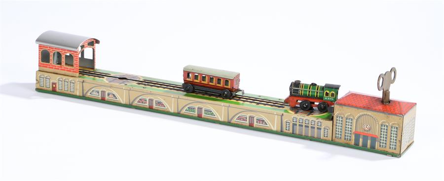 Tin plate clockwork novelty shunting train, the green tin printed locomotive with A570 to cab sides, - Image 2 of 2