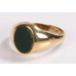 9 carat gold signet ring, with a green agate seal, ring size Q