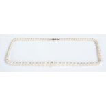 Pearl necklace with a 9 carat gold clasp