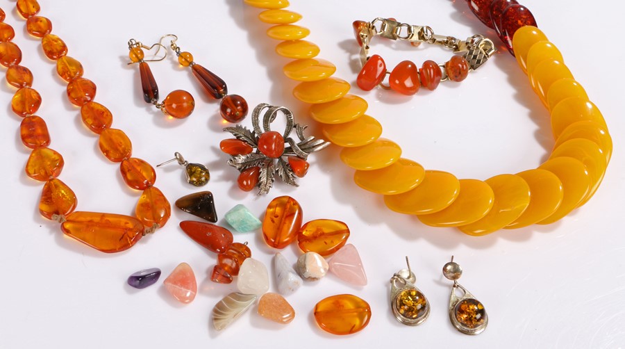 Collection of jewellery, to include amber, and agate set jewellery, (qty)