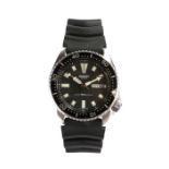 Seiko Automatic 150m water resist gentleman's divers watch, the signed black dial with baton