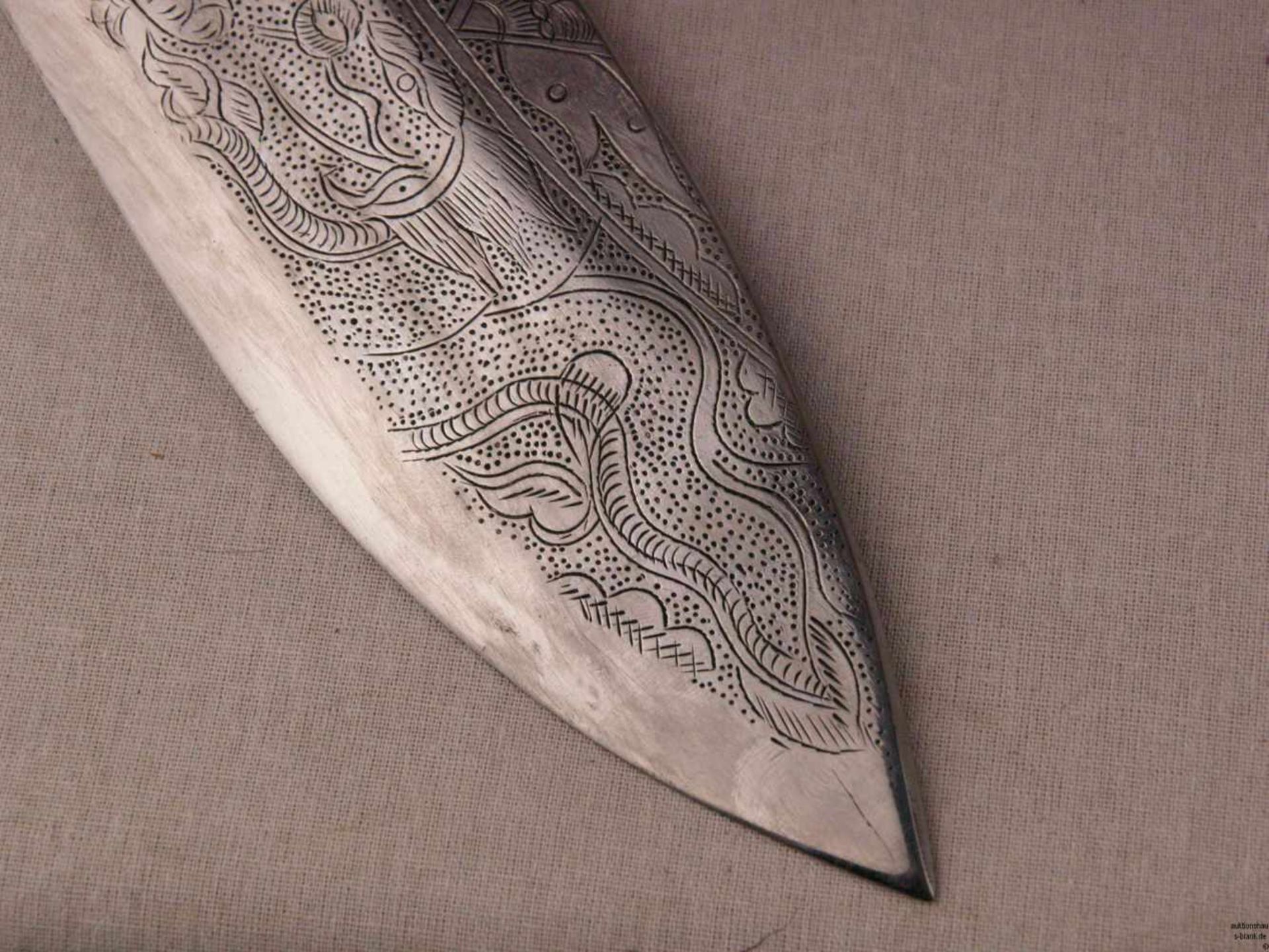 Kukri-Messer - Nepal 20.Jh., gebogte Stahlklinge, graviert,L.ca.40cm, Beingriff mit Messingbeschlag, - Bild 8 aus 12