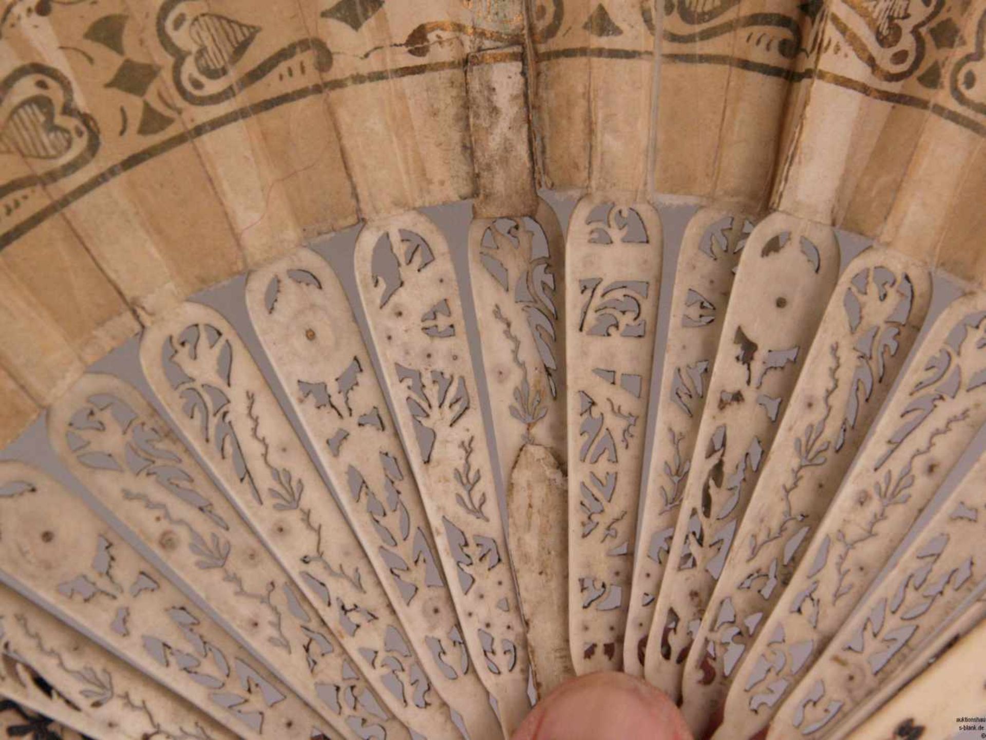 Faltfächer - wohl Frankreich, 19.Jh., Stege aus fein geschnitztem Elfenbein, Perlmuttintarsien, - Bild 10 aus 12